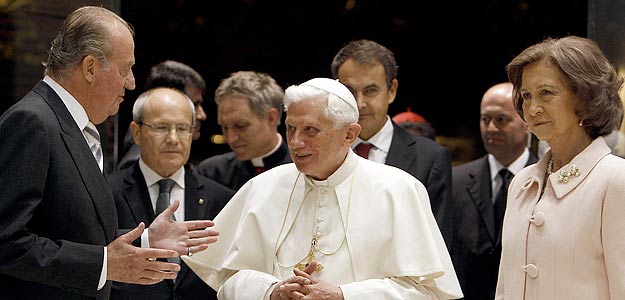 Los Reyes de España, Juan Carlos y Sofía, conversan con el papa Benedicto XVI