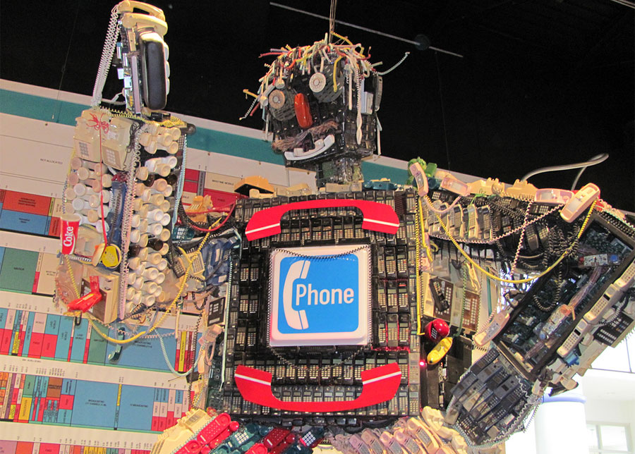 Un robot para asombrar a niños construido con teléfonos