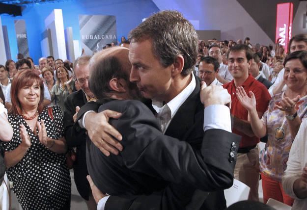 Rubalcaba y Zapatero se abrazan tras el discurso del primero como candidato oficial a las generales.