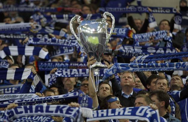 Los aficionados del Schalke 04 sueñan con la Champions League.