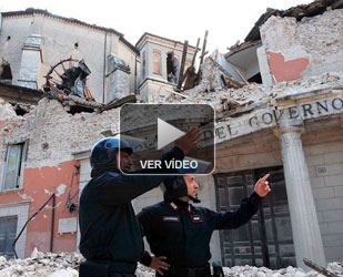 Los bomberos italianos grabaron un vídeo de las tareas de rescate en el terremoto de L'Aquila.