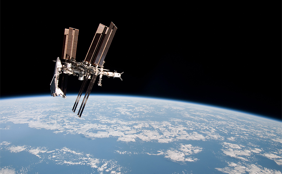 El transbordador acoplado a la Estación Espacial