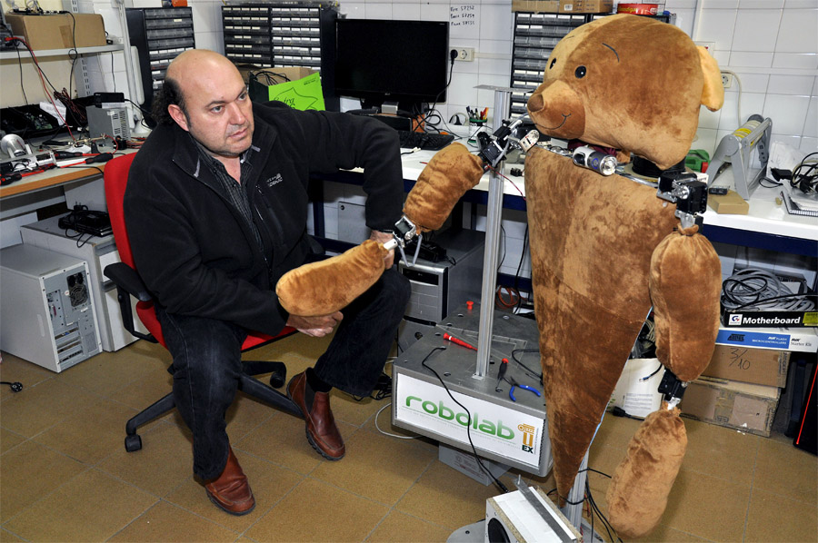 Ursus, el simpático robot-oso que juega a las imitaciones