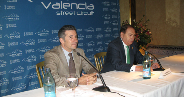 El vicepresidente de Valmor Sports, Jorge Martínez Aspar, y el presidente de la Federación Española de Automovilismo, Carlos Gracia, en rueda de prensa.