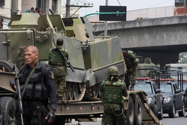 Vehículos blindados de la armada brasileña han llegado a las cercanías de la favela Vila Cruzeiro en Río de Janeiro.