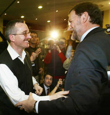 El líder del PP, Mariano Rajoy, y José Antonio Ortega Lara, víctima de un secuestro de ETA de 532 días, se saludan en un acto del partido en Burgos.