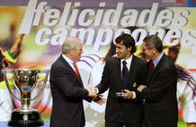 El presidente del Real Madrid, Ramón Calderón, y el alcalde de la ciudad, Alberto Ruiz Gallardón, celebran el título