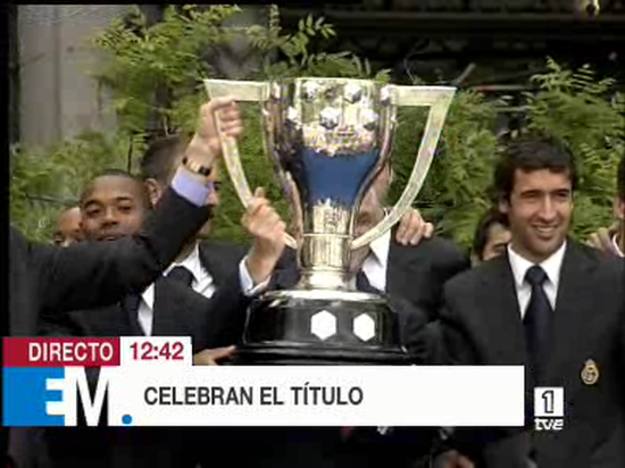 Ver vídeo 'El equipo del Madrid celebra su título de Liga en el Ayuntamiento de la ciudad'