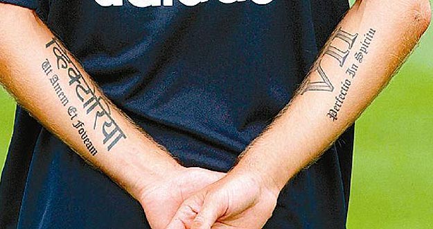 tienda tatuaje chueca. fotos de los tatuajes de sergio ramos. David Beckham también luce un tatuaje con simbología; David Beckham también luce un tatuaje con simbología romana con 