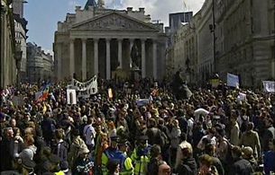 Ver vídeo  'Miles de personas se manifiestan en el centro financiero de Londres'