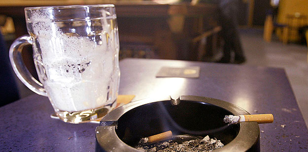 Sanidad quiere prohibir el tabaco completamente en los bares y restaurantes