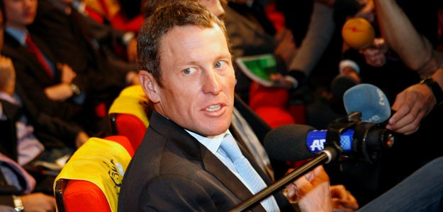 El ciclista estadounidense Lance Armstrong habla con los medios durante la presentación del Tour de Francia 2010