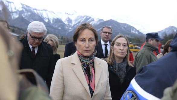 La ministra francesa Segolene Royal junto a sus colegas de Alemania y España, Frank-Walter Steinmeier (izquierda) y Ana Pastor (derecha) en la localidad cercana al accidente aéreo.