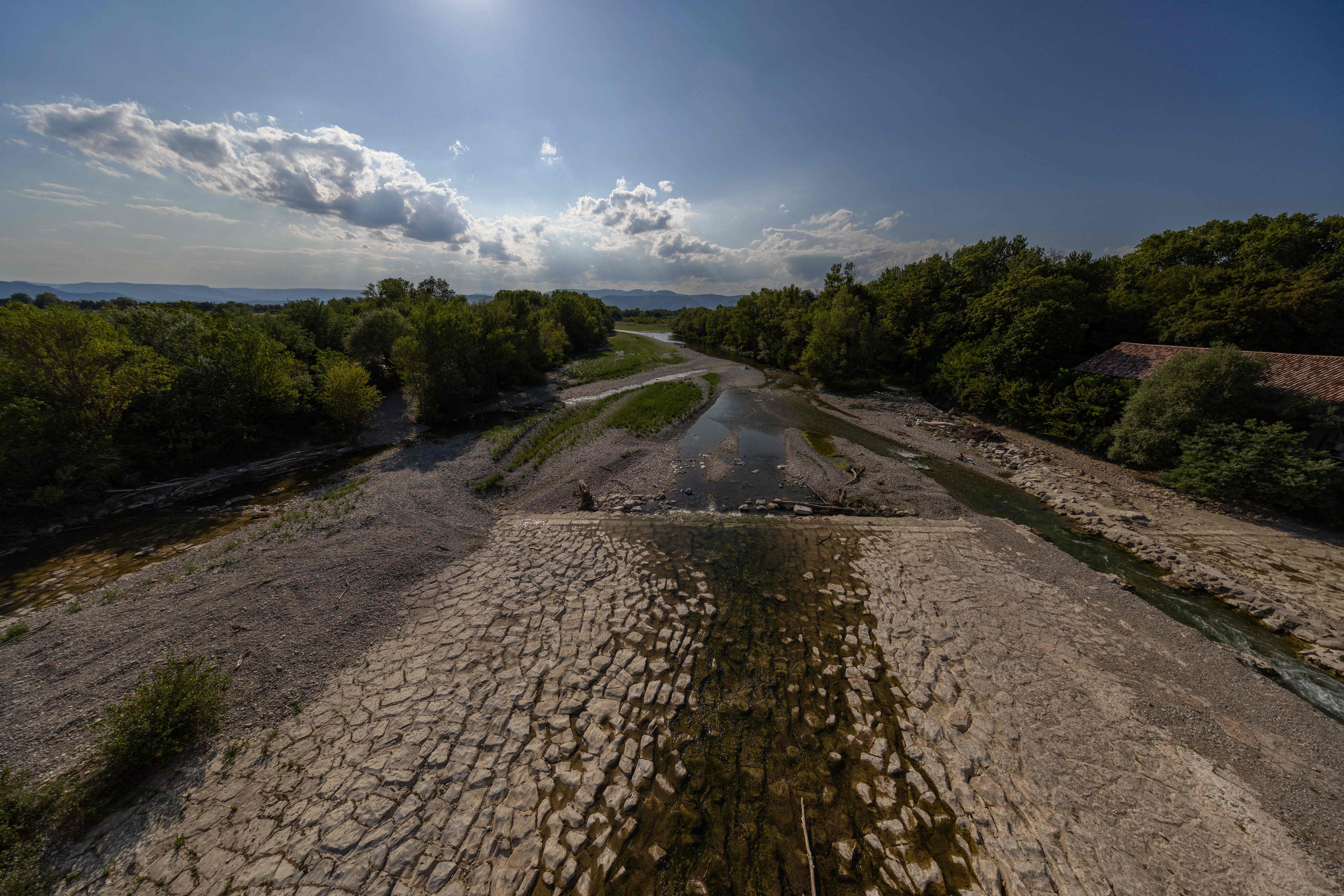 El río francés Drôme, al sureste, casi seco, este agosto.
