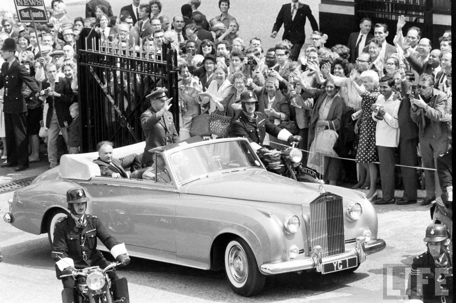 Yuri Gagarin recibe un baño de multitudes en Londres