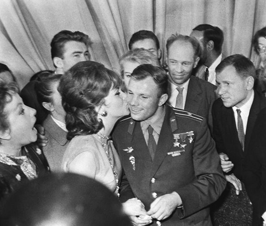 Yuri Gagarin recibiendo un beso de película