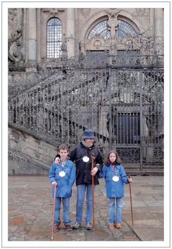 La infanta Elena ha elegido una foto con sus dos hijos en Santiago de Compostela para felicitar la Navidad