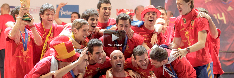 La selección se regala un baño de masas y ofrece el Mundial a todos los españoles