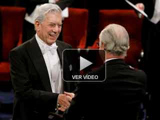 Vargas Llosa recoge el Premio Nobel de Literatura arropado por su familia
