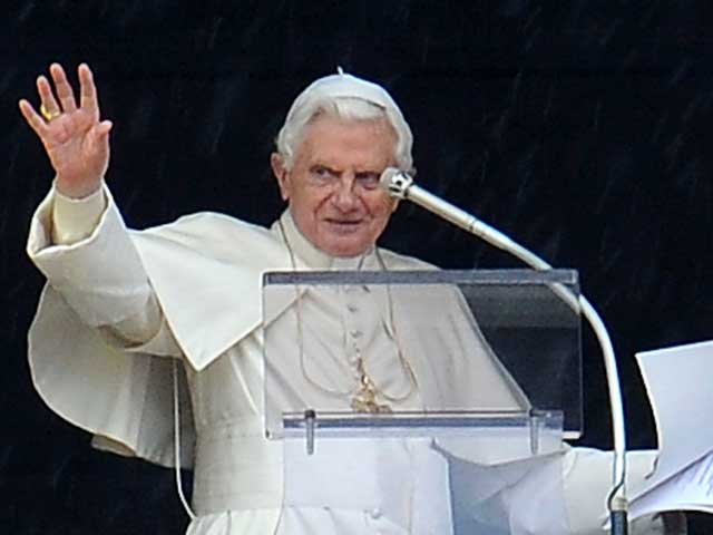 Los gastos de la visita del papa Benedicto XVI se reparten entre las administraciones y la Iglesia. Todos admiten que los beneficios serán mucho mayores, y no sólo los económicos (31/10/10).