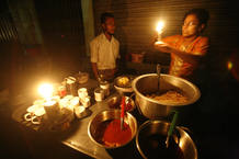 Vendedores ambulantes venden velas en Yangon