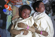 Dos niños son atendidos tras ser rescatados de uno de los colegios afectados por el terremoto
