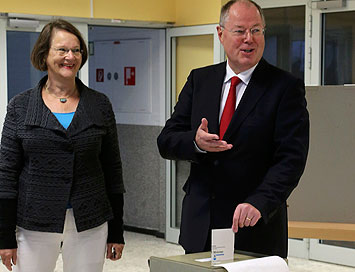 Peer Steinbrück vota en Bonn
